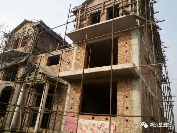 小伙盖三层农村别墅，占地150平米只花不到50万，你觉得怎么样？