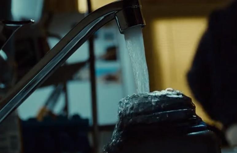 又渴又疼！手臂被石头卡住五天五夜？这部电影告诉你如何断臂求生