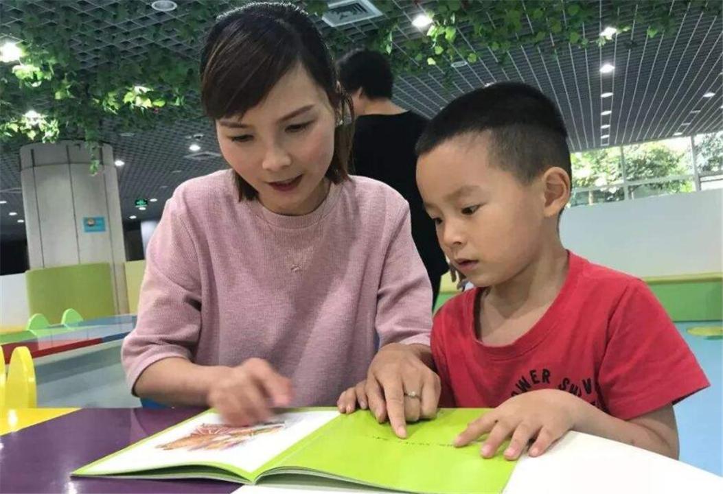 孩子总是爱夹腿、蹭被子，家长别大声呵斥，高情商妈妈这样引导