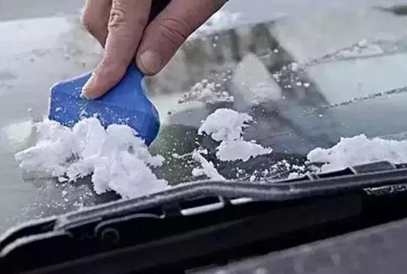 冬天玻璃结冰怎么处理,冬天车玻璃结冰可以用吹风机吹吗