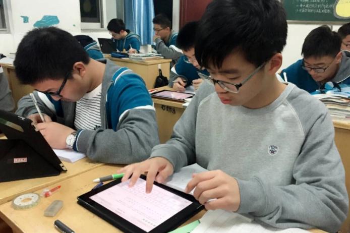 关于强制学生买近6000元平板，央视新闻白岩松点评，得到家长认可