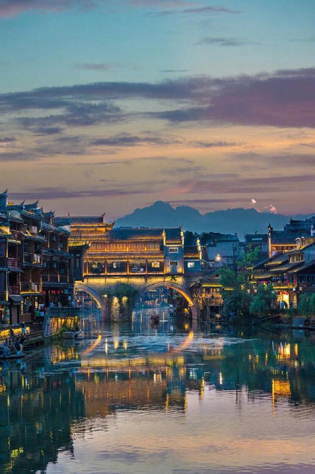 凤凰古城被谁称作是最美的小城,凤凰古城几月份最美
