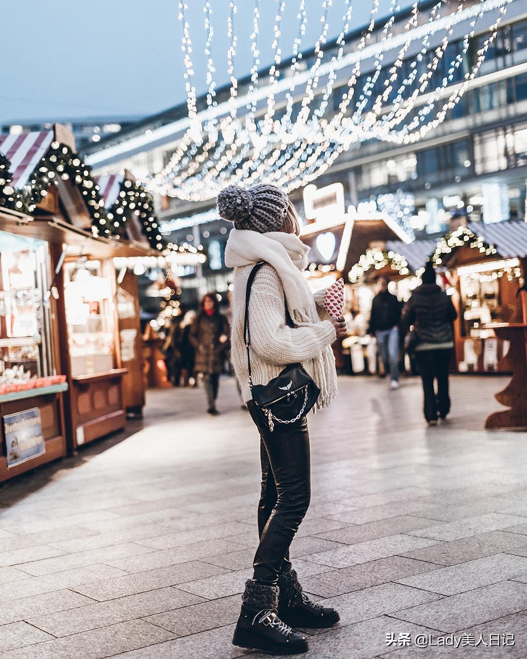 被这种性冷淡风征服了！裙子+毛绒外套也很有范，走到哪都是焦点