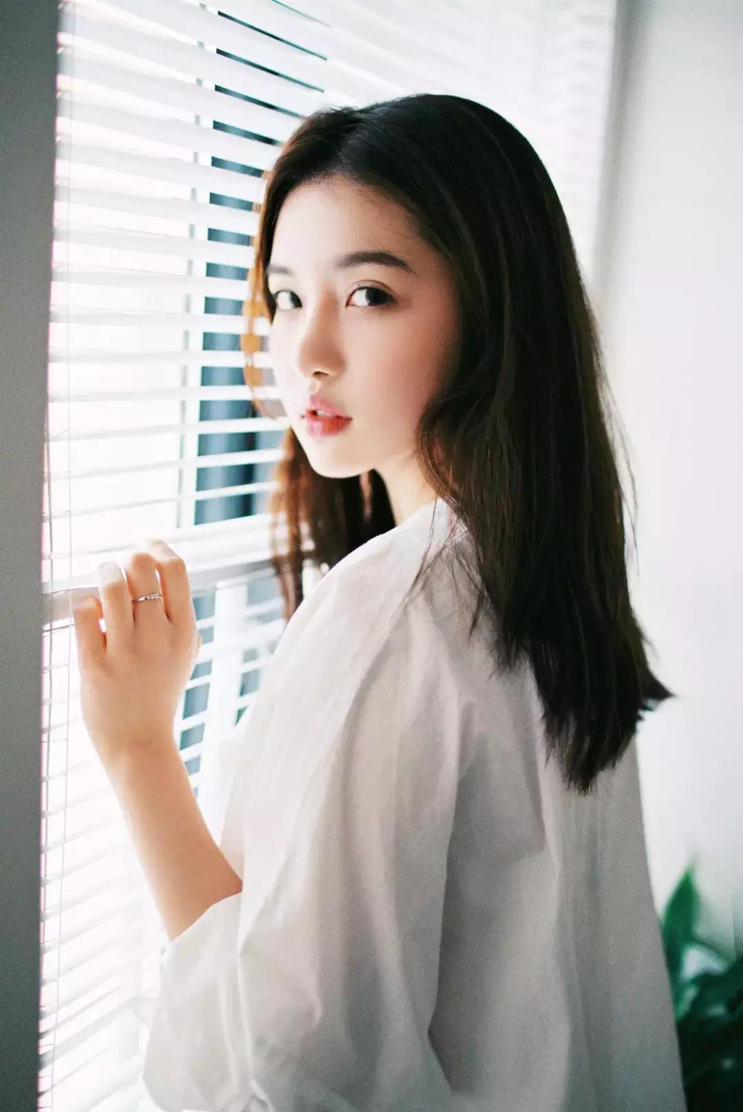 如何居家拍出自然写真照 (在家自己怎么拍出好看的照片写真)