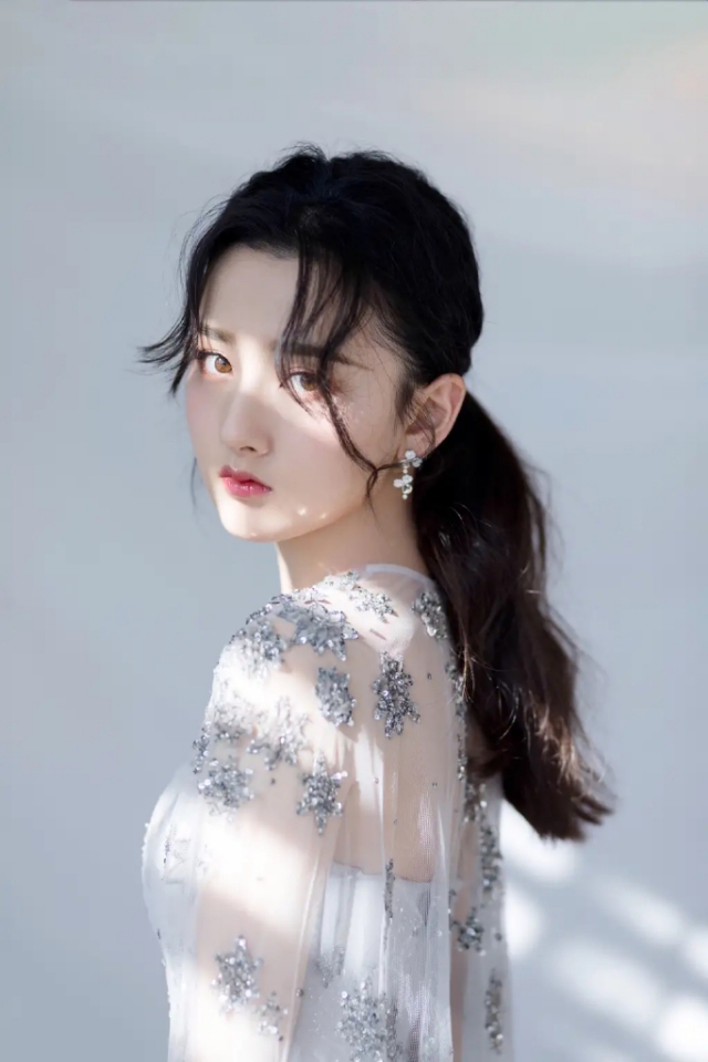 为什么你扎高马尾显得头发很油,为什么扎马尾显头顶平