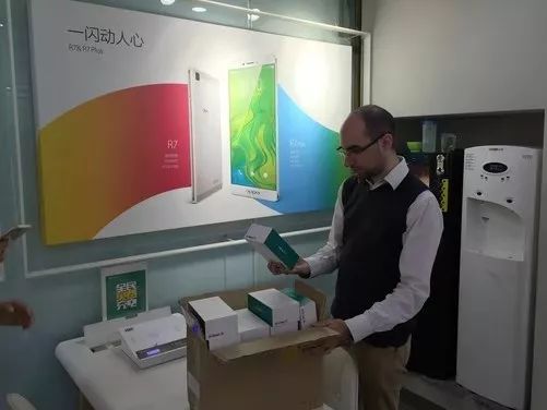 黄牛在国外倒卖手机,海外代购小米