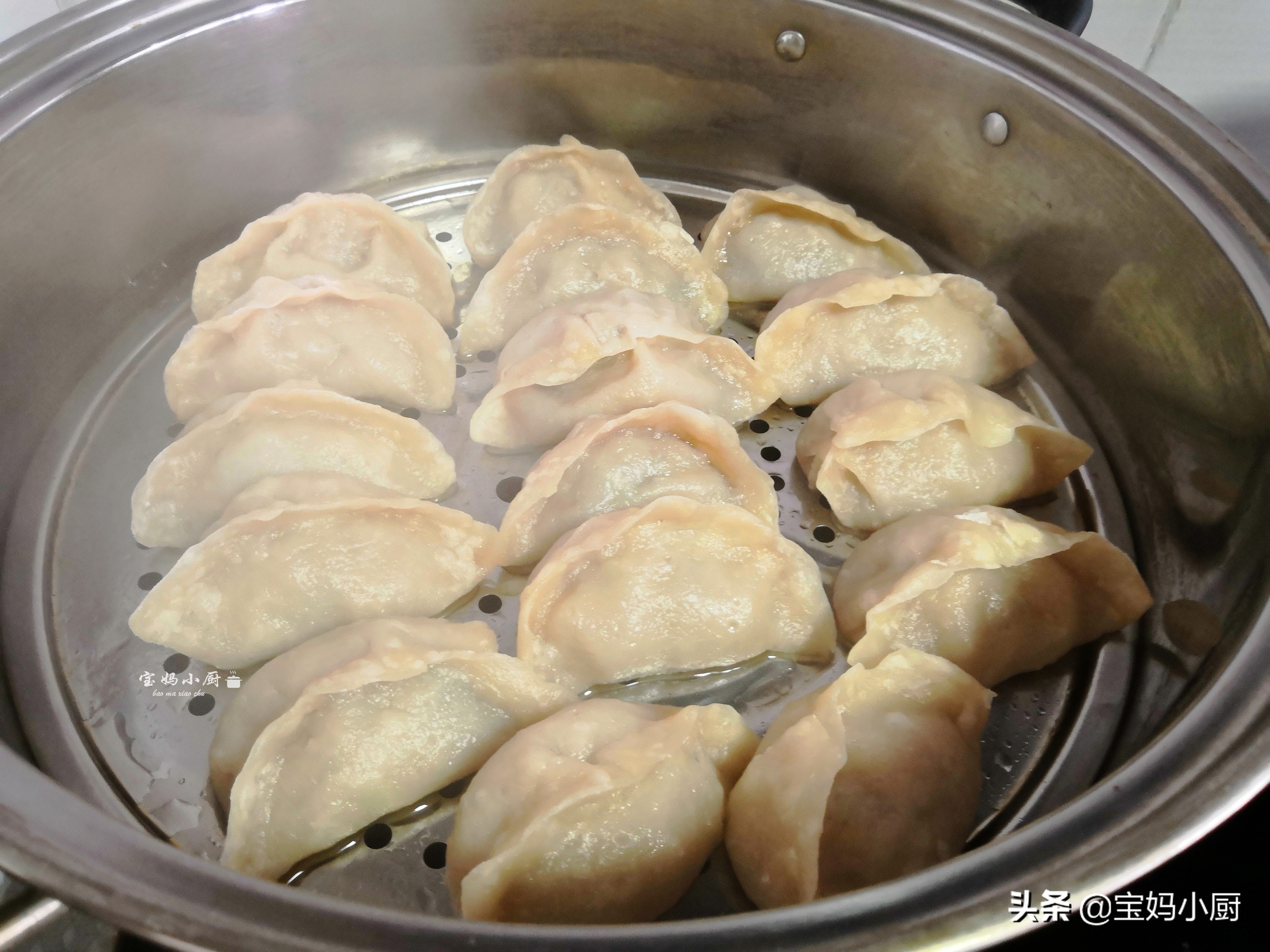 蒸饺皮硬，是你和面的水没用对，照着做，软乎乎，放一天都不硬
