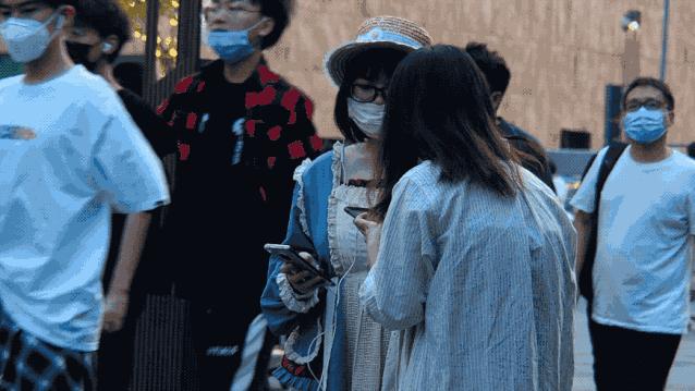 太古里的年轻人耳机在放什么？