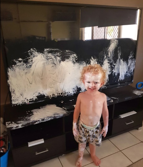 澳洲2岁熊孩子趁妈妈不注意,拿着屁屁霜就往1.6万的电视机上抹