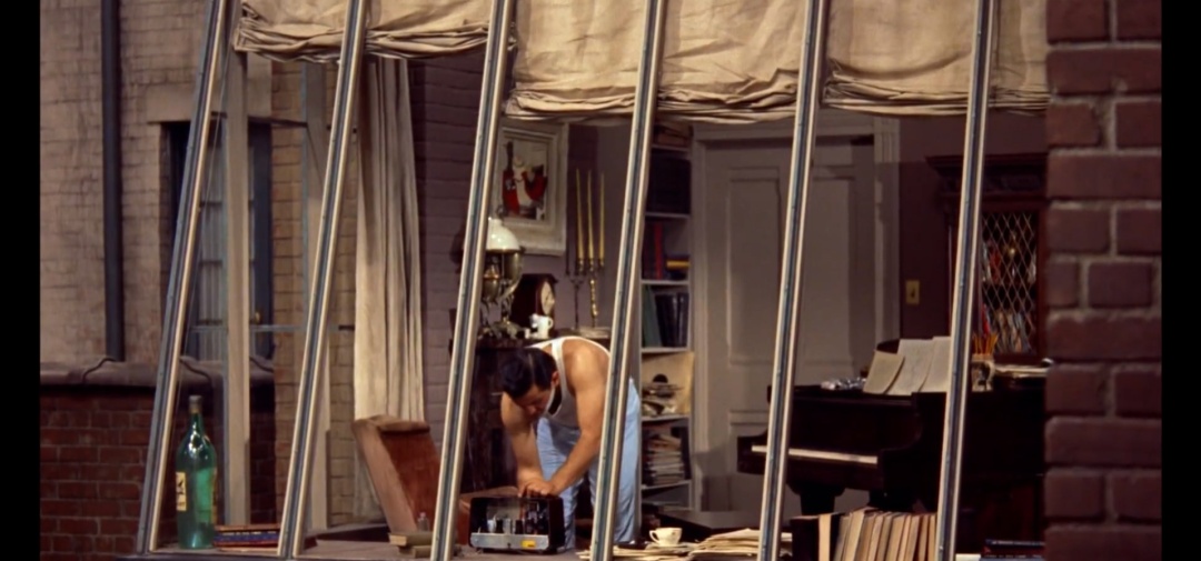 希区柯克经典电影后窗,希区柯克后窗艺术