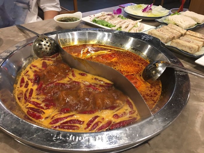 吃重庆火锅脸麻正常吗,吃火锅汤发黑