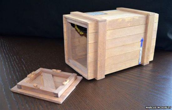 历史趣事：男子因缺钱买不起回家机票，把自己从英国邮寄回国