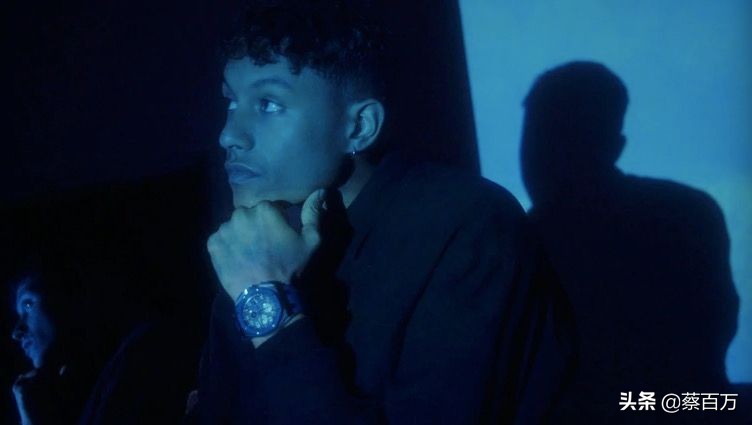 男士斗富耍帅靠手腕,波兰前锋爱表疫情照升价,一年涨价3万