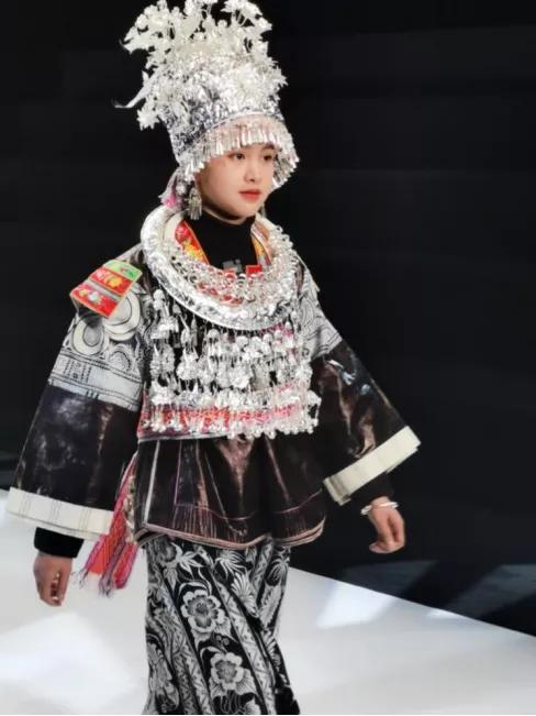 被央视点赞，有点惊艳！这位00后甜心苗妹勇闯上海时装周