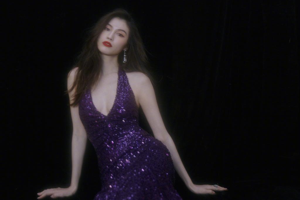 何穗白得发光老爹裤西装超模气场,超模何穗穿吊带裙