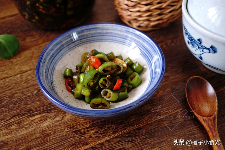 奶奶祖传几十年腌辣椒的秘诀,60岁老奶奶腌辣椒的方法