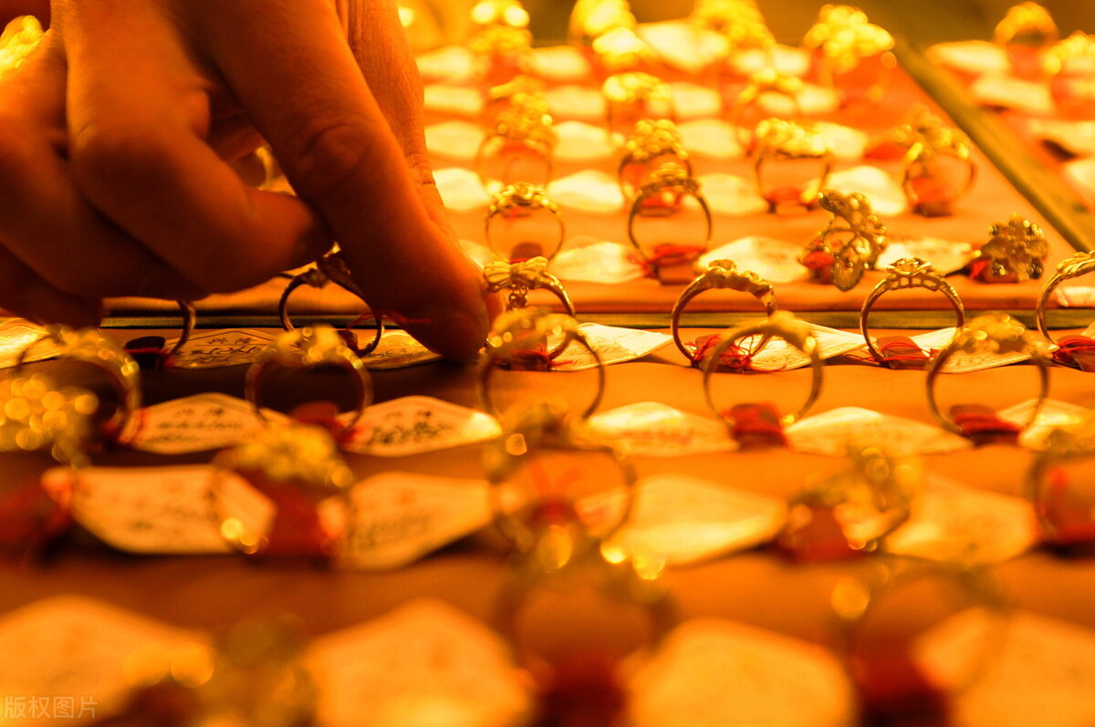 冬天为什么穿大衣,为啥冬天穿皮衣人少了