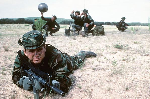 car15步枪是全自动的吗,美国产car15民用步枪