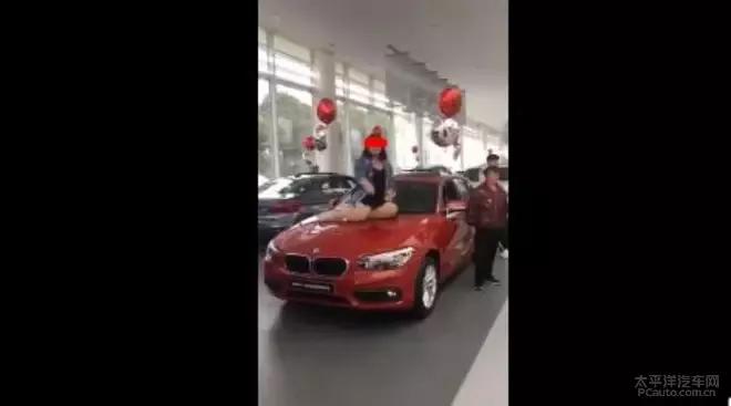 新车引擎盖大面积喷漆维权,坐引擎盖奔驰车主维权