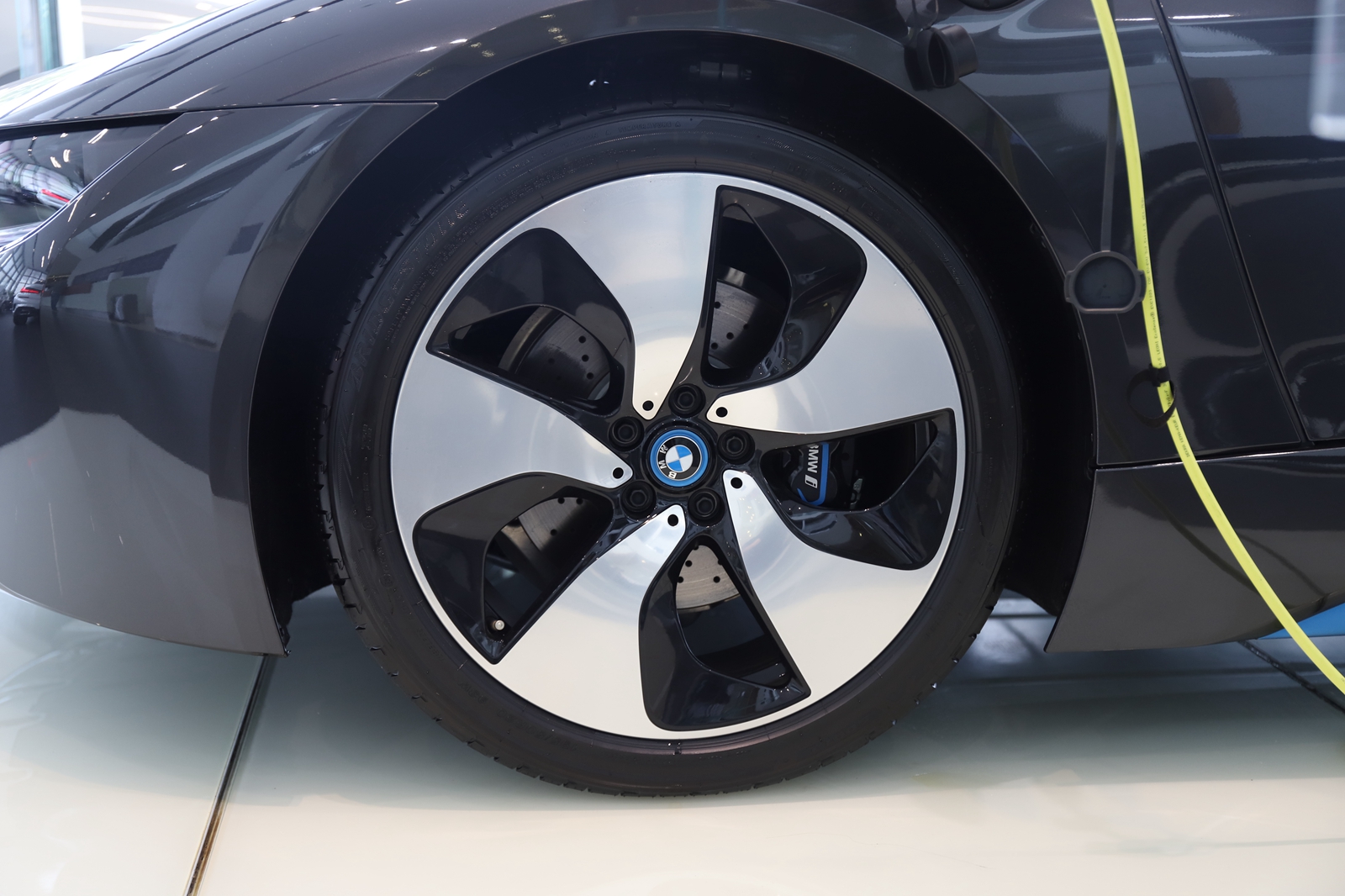 最新款4座宝马敞篷跑车,配有1.5自吸发动机的车