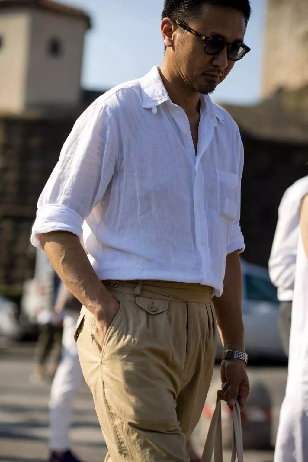 简单的衬衫穿出不同的潮流感来,衬衫怎么穿才能既时尚又舒服