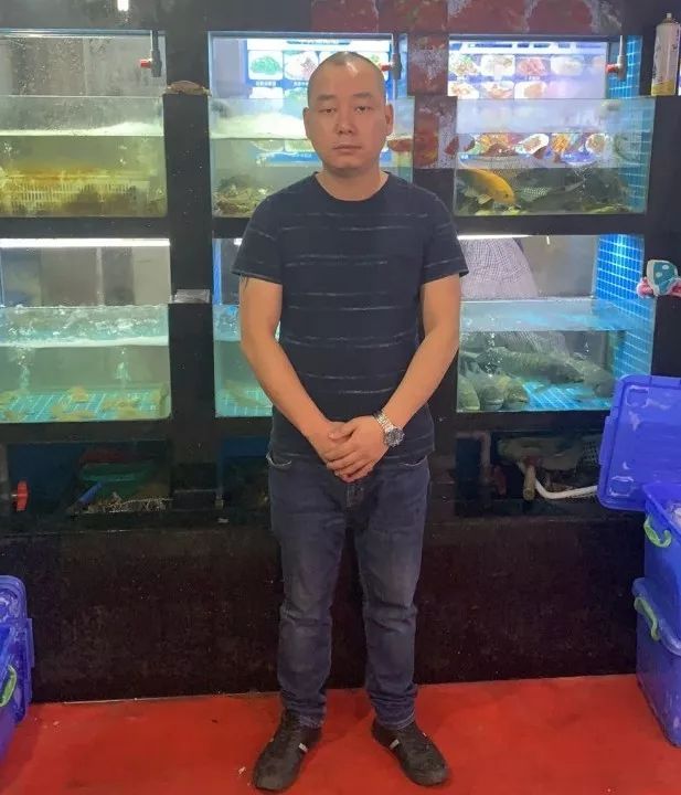 80后小伙阿里边上开4家烧烤摊,湖北小伙深夜卖烧烤