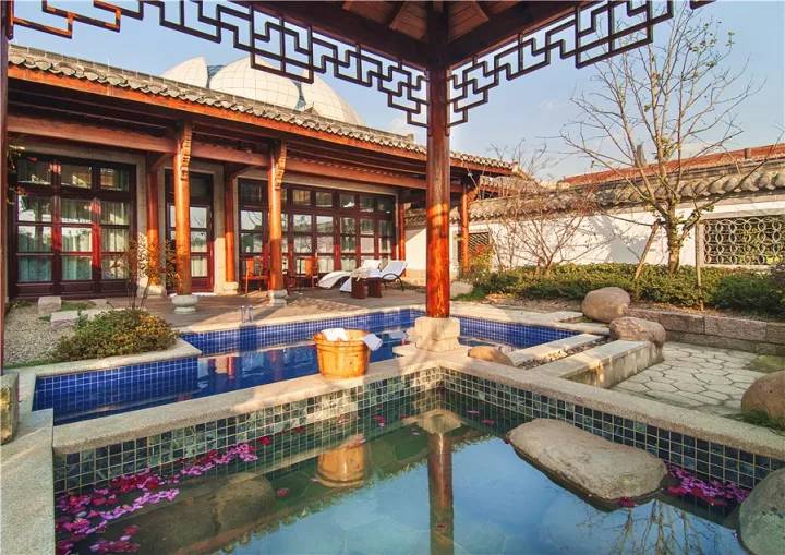 冷冷冬日泡着暖暖的温泉,阴冷潮湿的天气里泡个温泉