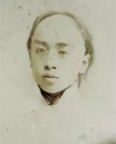 17岁嫁半百老夫，23岁丧夫守寡，大字不识，却用母爱养出一代大师