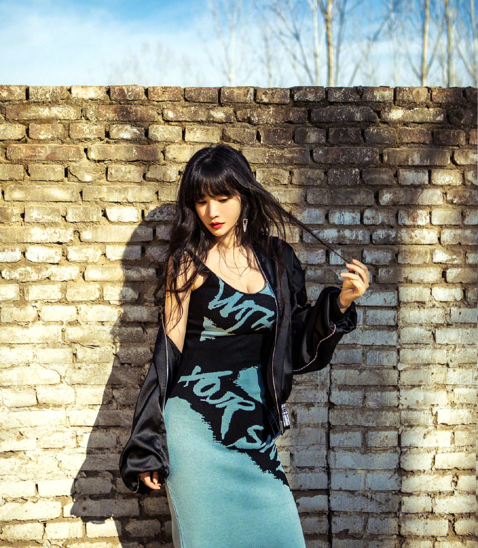 38岁柳岩一袭蕾丝长裙出席活动,柳岩圣诞写真