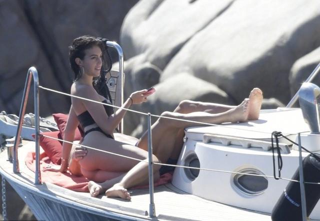 梅西和c罗年轻照片,足球巨星梅西9岁对妻子一见钟情