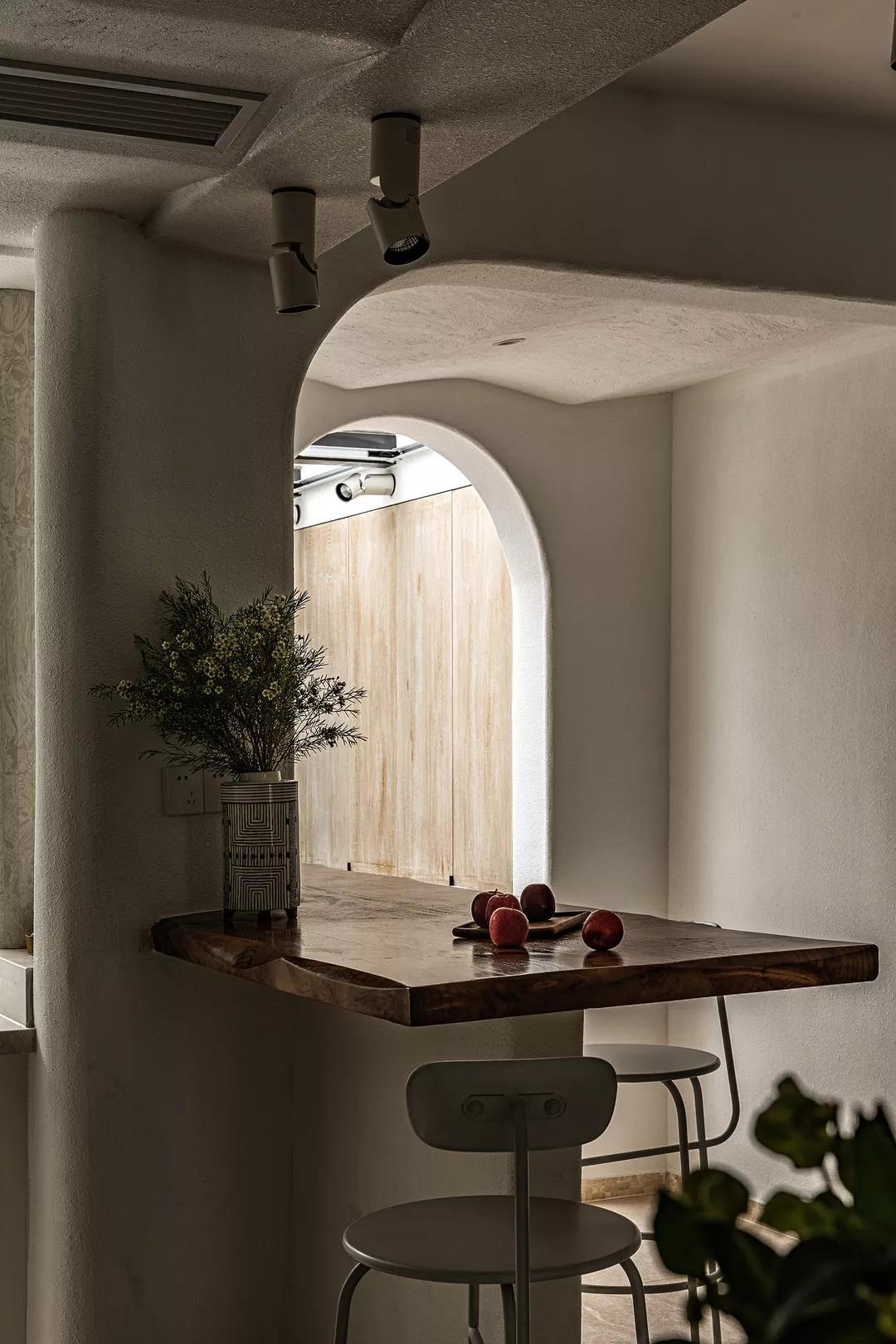 「恋·家」90后花艺师的森系生活，在洞穴里建花房