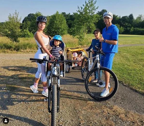 c罗和女朋友游泳,37岁c罗自律身材