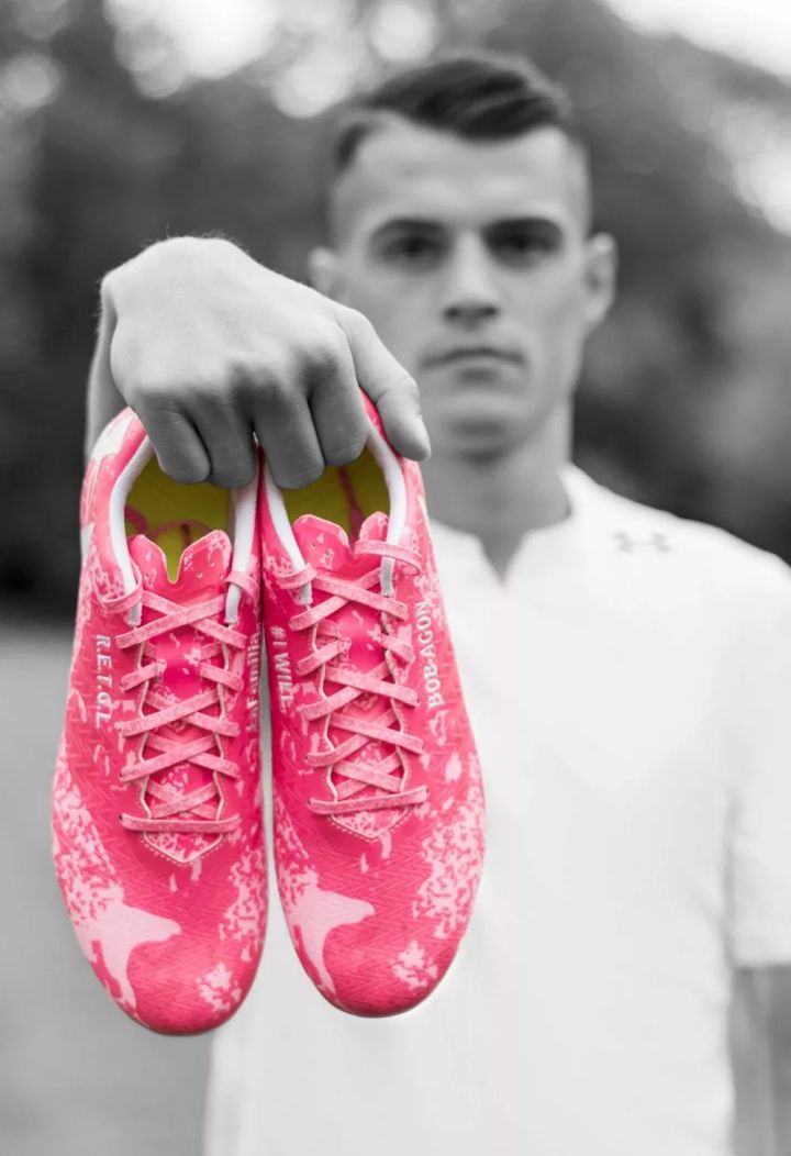 混身上下一套粉？绿茵场上的硬汉们究竟怎么了？