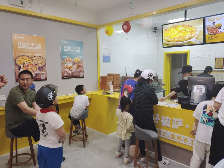 披萨店开在学校门口怎么样,披萨店选址哪里比较好一点的