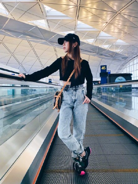 邓紫棋和林俊杰是一个级别吗,邓紫棋现场稳吗