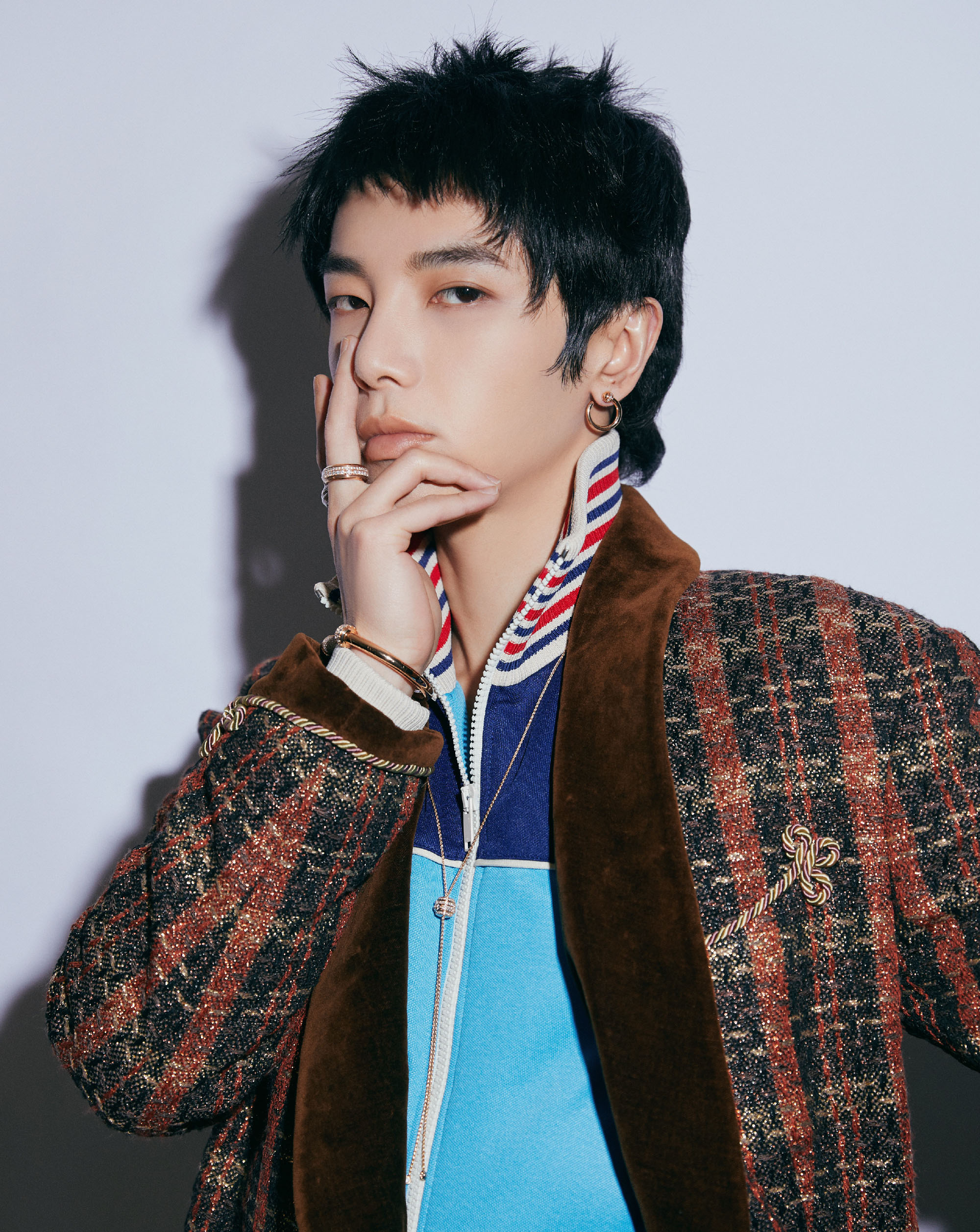 华晨宇同款棒球服搭配,华晨宇黑色西服穿搭图片