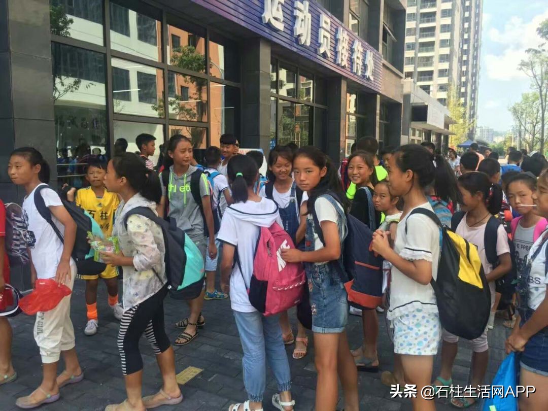 大山里的足球队,大山里的小学女足队拿了全国冠军