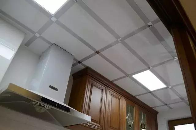 铝扣板吊顶和石膏板吊顶利弊比较,铝扣板吊顶和石膏板吊顶哪个划算