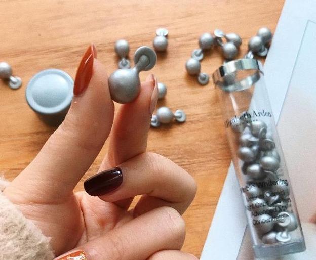 雅顿银胶为啥叫白手套,伊丽莎白雅顿银胶的颜色