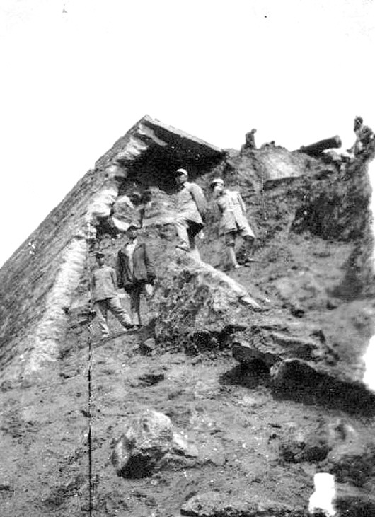 *世友许**被难住14天没打下县城，小班长一根竹竿一个滑轮，一天拿下