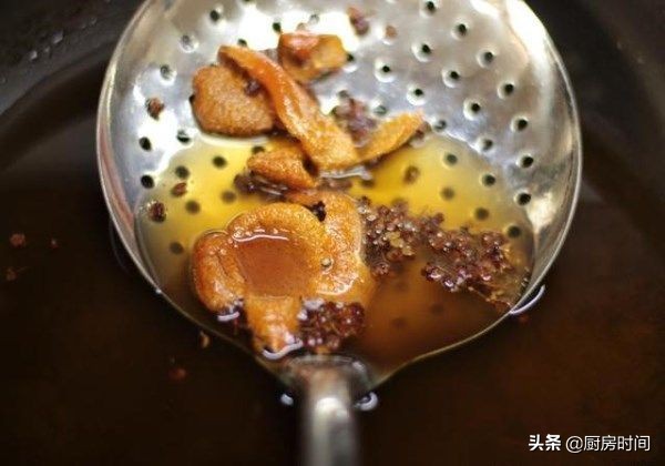 炸鱼后油腥味怎么去除,炸鱼以后的油放什么能去掉腥味