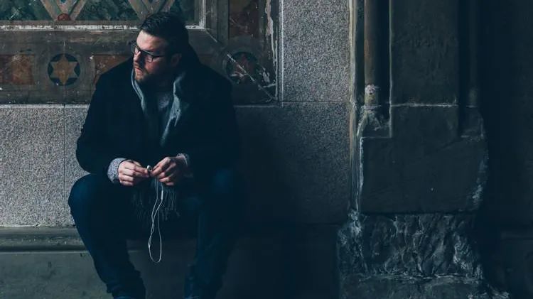 特别孤独没有一个朋友怎么办,当我们自己感到孤独无法温暖别人