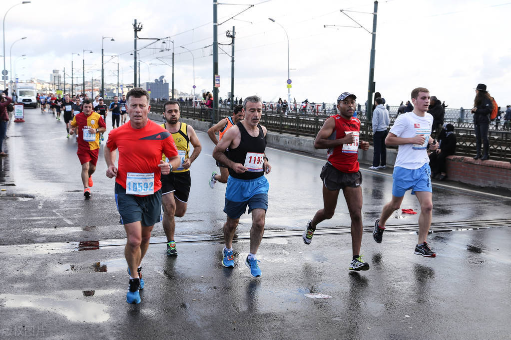 跑步必备的三大装备有哪些,适合年轻人的跑步装备