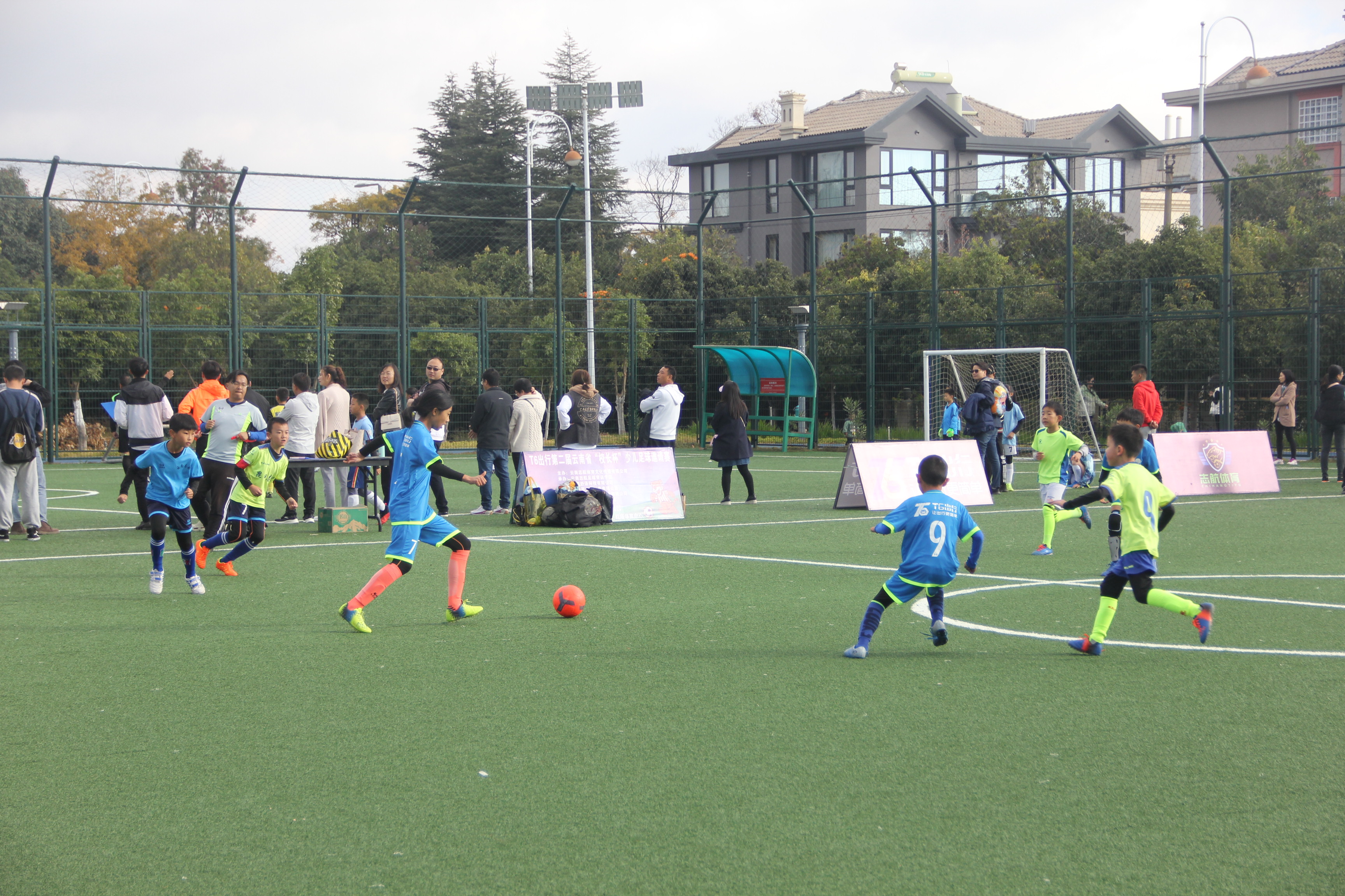 T6出行第二届云南“校长杯”少儿足球赛启幕助力振兴中国足球