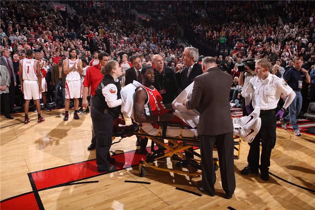 说50岁我也信！他身兼多职最近被退役球衣，可惜只在NBA打105场