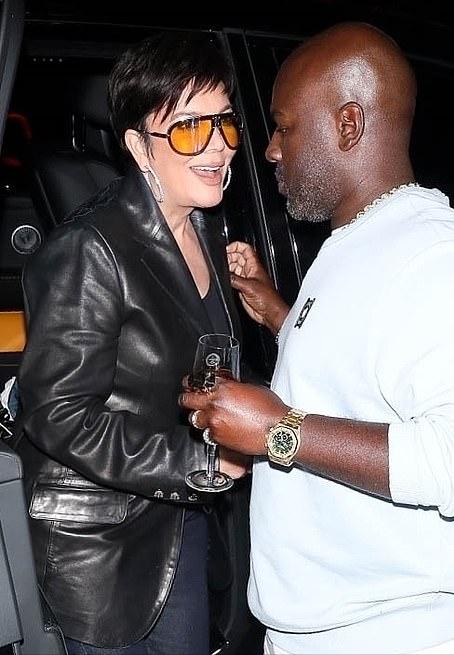 派对比拼！金姐连体裤超酷金小妹性感，卡戴珊妈妈和黑人男友腻歪