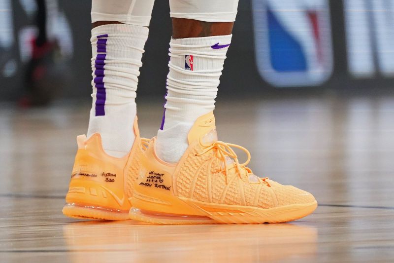 詹姆斯g4场比赛穿的球鞋,2023年季后赛詹姆斯g4穿的球鞋