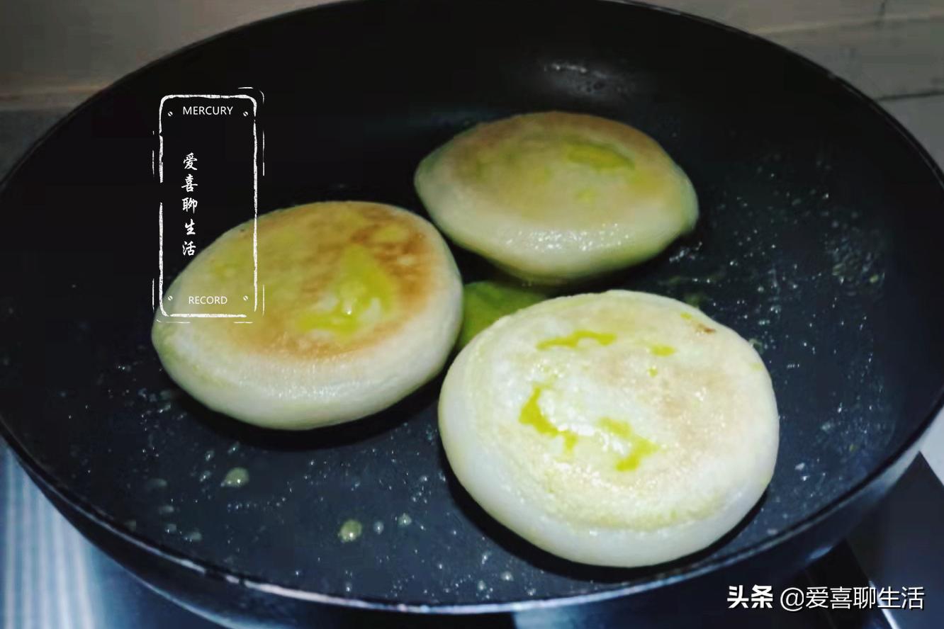 平时嘴馋就吃它，一次多做几个存起来，吃时煎一煎，既方便还好吃