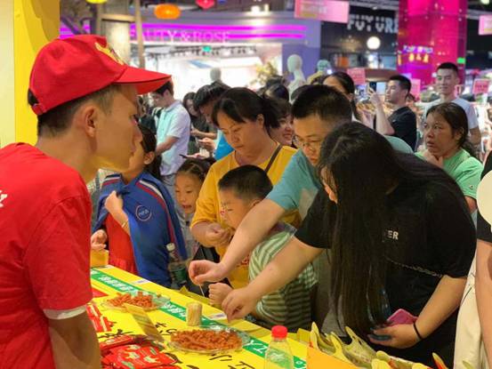 七夕秀恩爱,广州情侣花式吃辣条:下腰、劈叉、熊抱创意十足