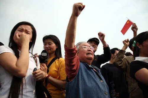 512大地震，总理哭了、央视主持人哭了、参加哀悼日的人民哭了